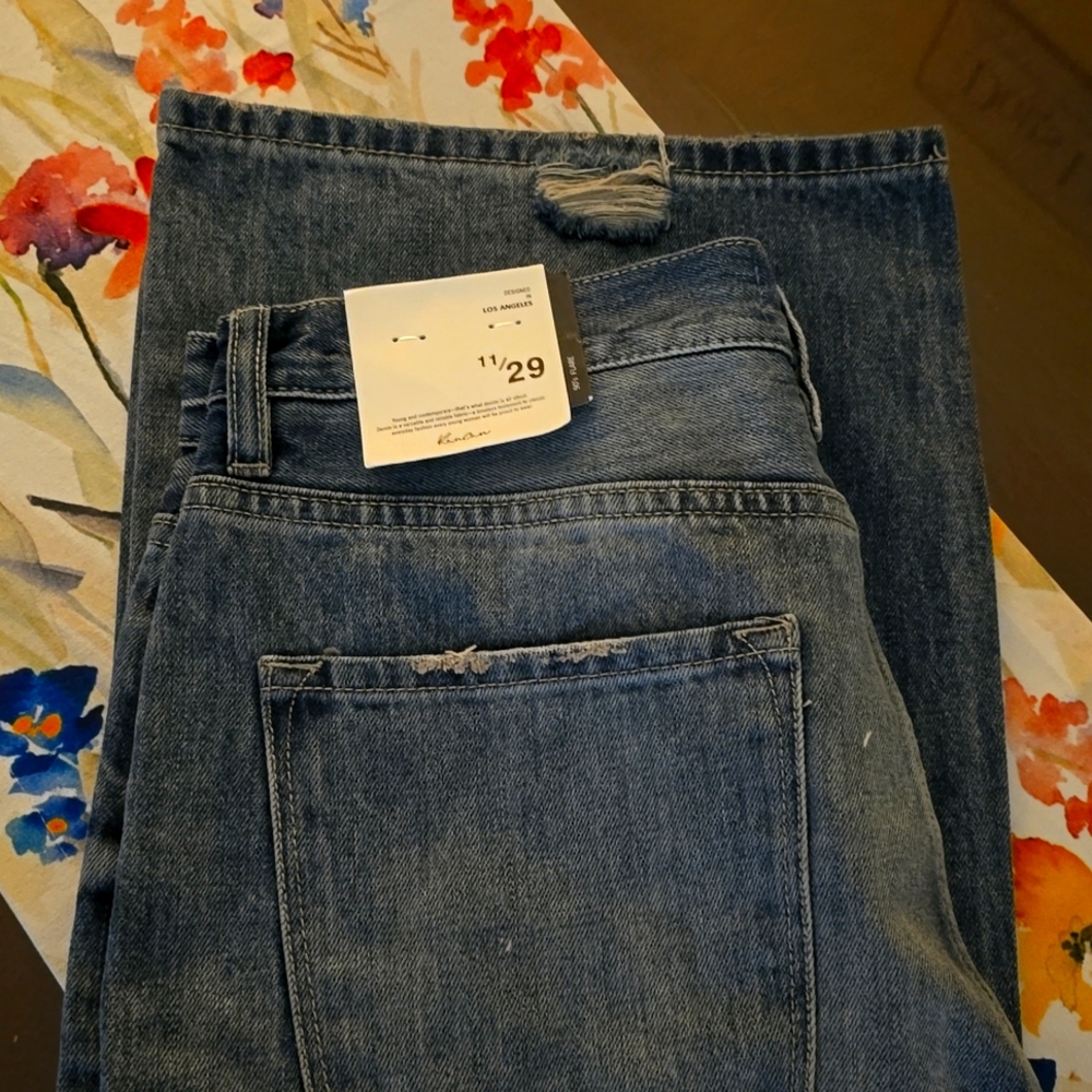 On trend Kancan jeans. Size 29, Length approximately 32. NWT